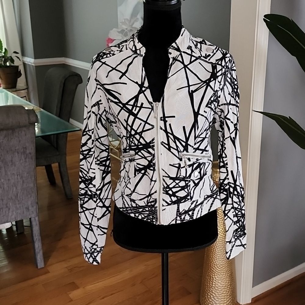 Womyn black and white jacket sz large